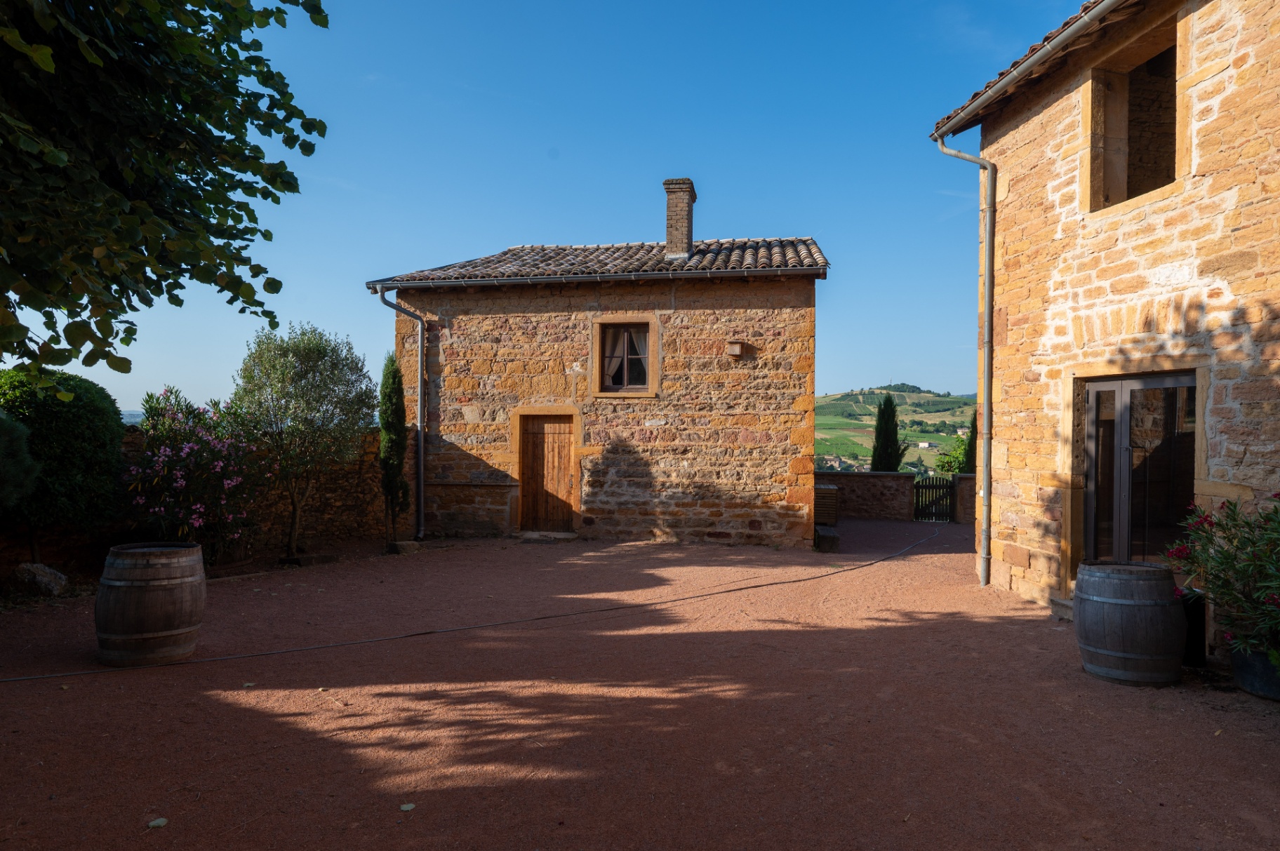 Entrée du gîte Le Four à Pain — domaine pierres dorées mariage, Beaujolais
