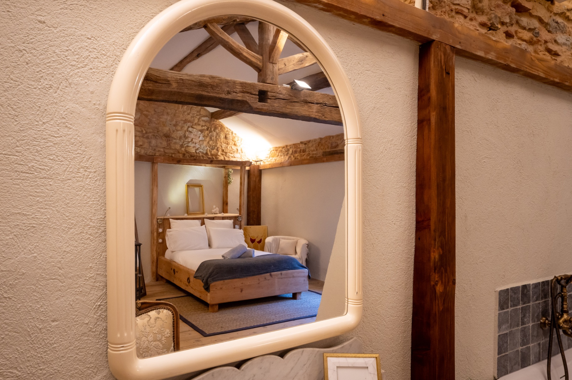 Détail déco gîte charme Beaujolais — Le Four à Pain, pierres dorées XIXe siècle