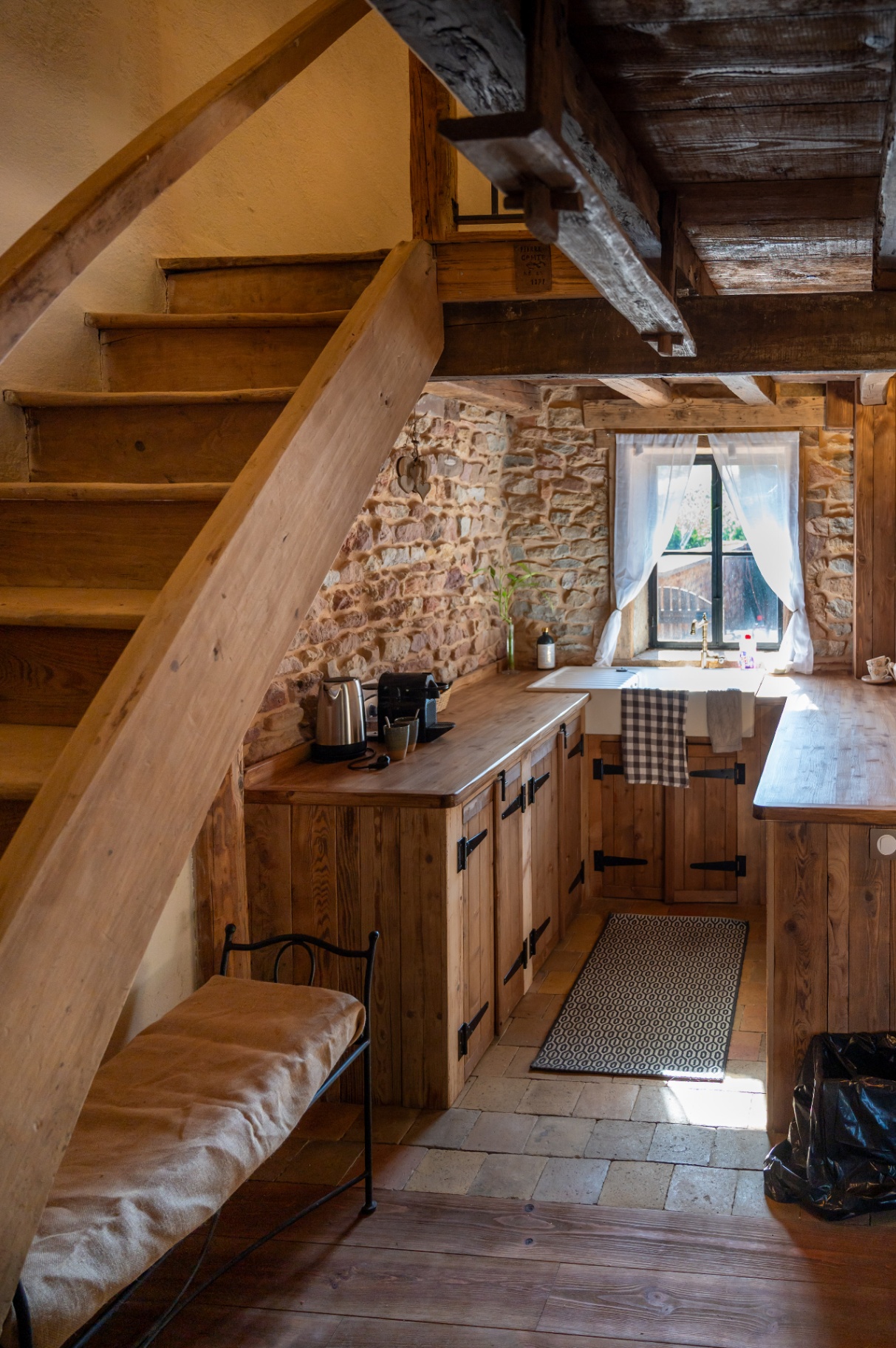 Chambre principale du gîte Le Four à Pain — pierres dorées et poutres apparentes, Beaujolais