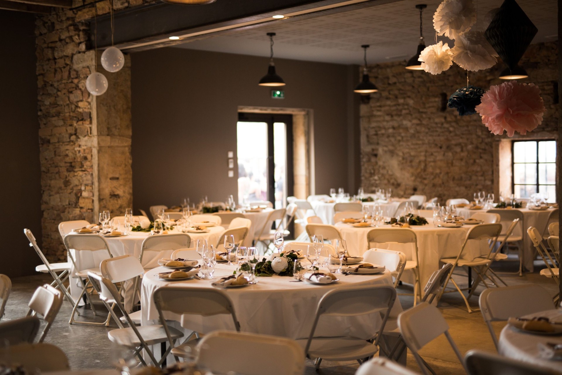 Salle de réception en pierre dorée