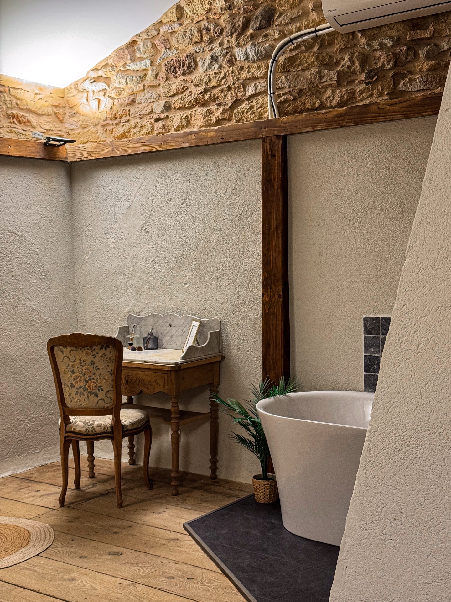 Coiffeuse ancienne et baignoire — ambiance intimiste