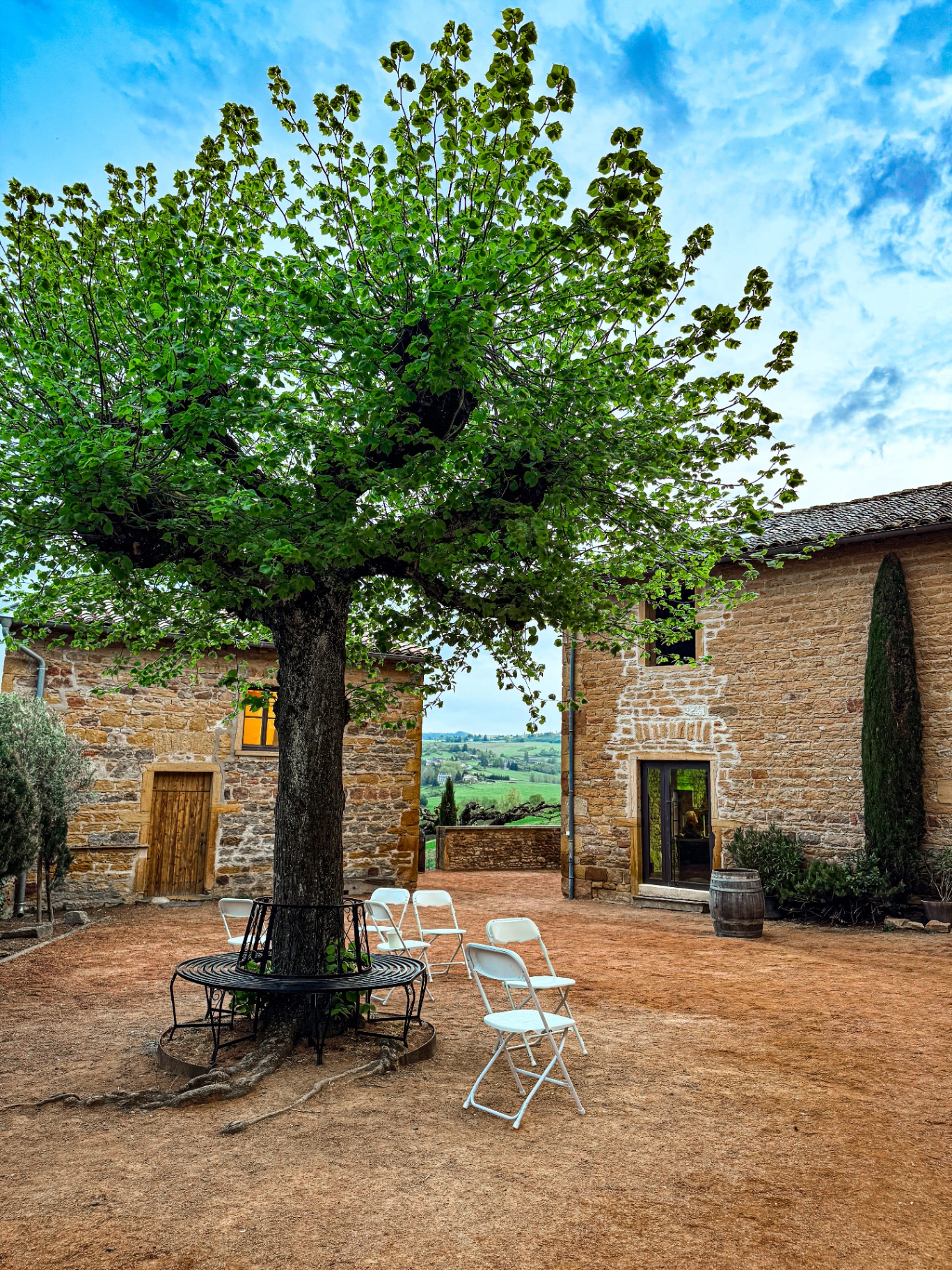 Cour du domaine vue depuis le gîte