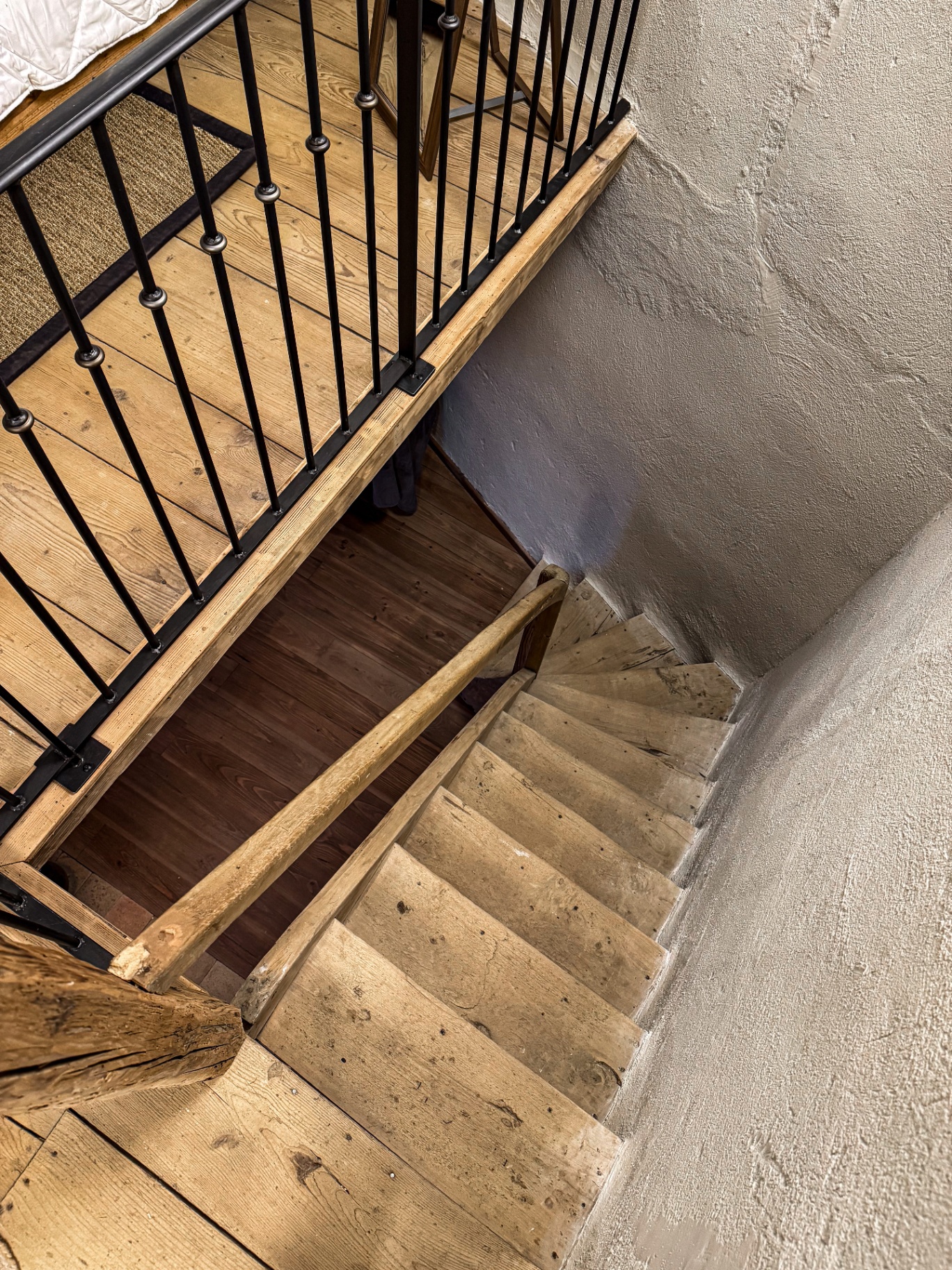 Escalier en pierre du gîte