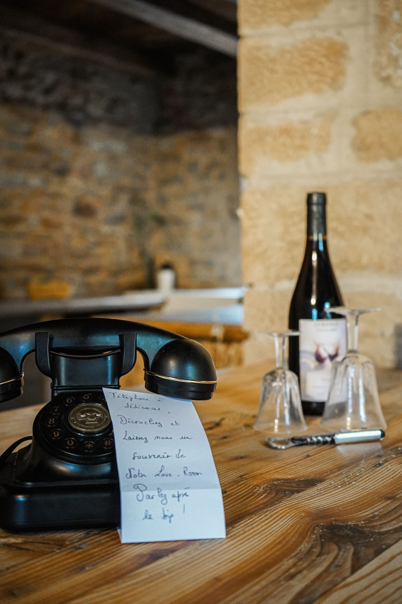 Détail — téléphone vintage et vin du domaine